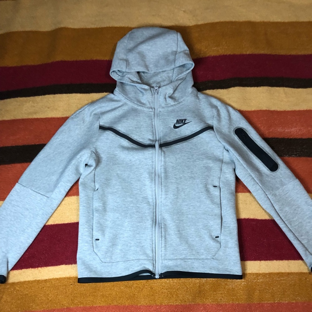This is a Nike tech fleece is a boys size and is new i just took the tags out